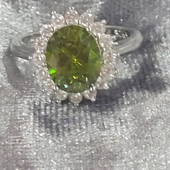 925S Genuine Peridot Flower Ring - Picture 5 of 13